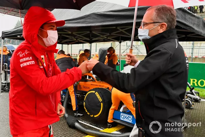 Charles Leclerc, de Ferrari, con Stefano Domenicali, director general de la Fórmula 1