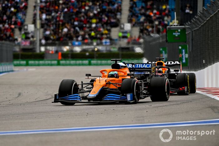 Daniel Ricciardo, McLaren MCL35M, Max Verstappen, Red Bull Racing RB16B