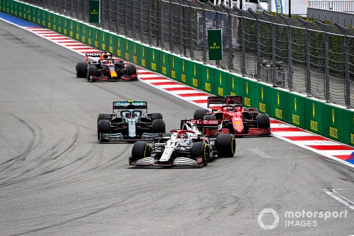 Kimi Raikkonen, Alfa Romeo Racing C41, Sebastian Vettel, Aston Martin AMR21, y Charles Leclerc, Ferrari SF21.