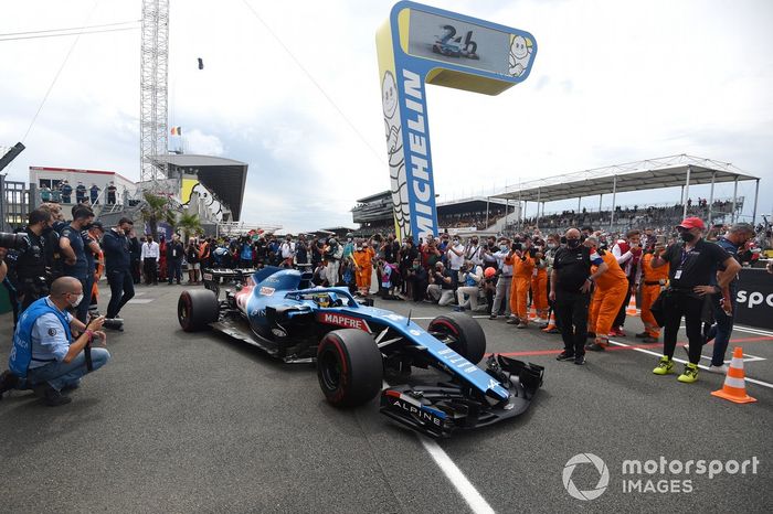 Fernando Alonso comienza una carrera de demostración en su Alpine F1