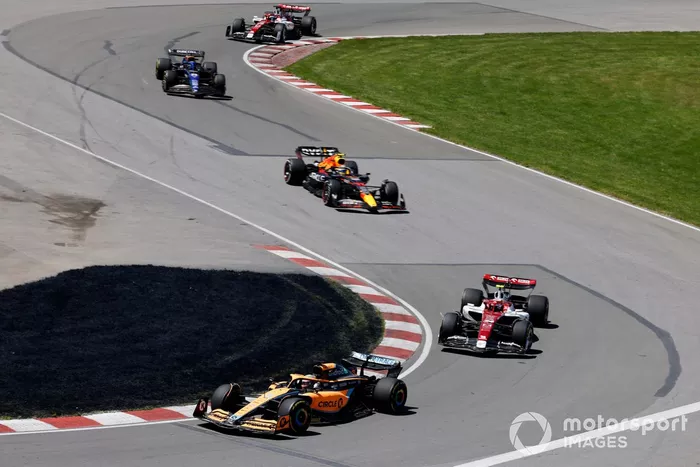 Daniel Ricciardo, McLaren MCL36, Zhou Guanyu, Alfa Romeo C42, Sergio Pérez, Red Bull Racing RB18, Alex Albon, Williams FW44