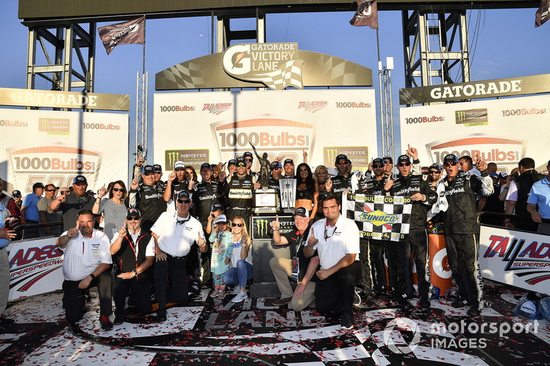 Race winner Aric Almirola, Stewart-Haas Racing, Ford Fusion Smithfield Bacon for Life