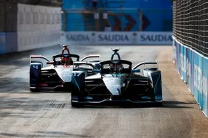 Gary Paffett, HWA Racelab, VFE-05 devant Robin Frijns, Envision Virgin Racing, Audi e-tron FE05 