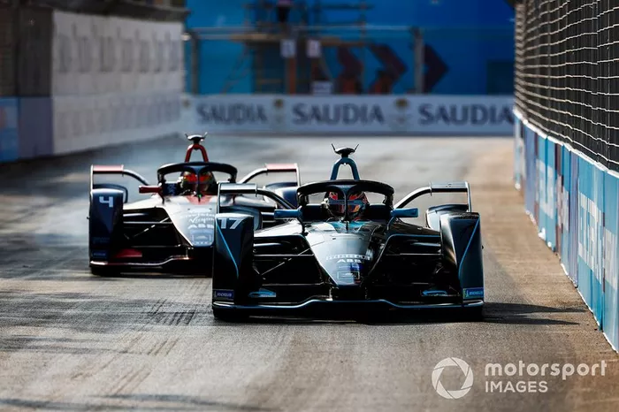 Gary Paffett, HWA Racelab, VFE-05 devant Robin Frijns, Envision Virgin Racing, Audi e-tron FE05 
