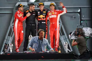Podio: segundo lugar Sebastian Vettel, Ferrari, Guillaume Rocquelin, Red Bull Racing, ganador de la carrera Max Verstappen, Red Bull Racing y tercer lugar Kimi Raikkonen, Ferrari con Armin van Buuren, DJ 