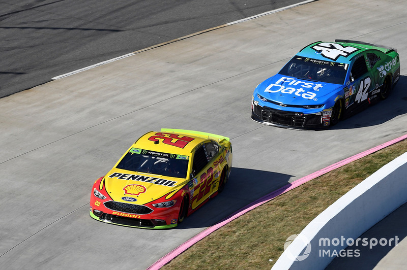 Joey Logano, Team Penske, Ford Fusion Shell Pennzoil, Kyle Larson, Chip Ganassi Racing, Chevrolet Camaro First Data/Clover