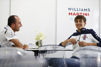 Robert Kubica, Williams Martini Racing, discute avec George Russell