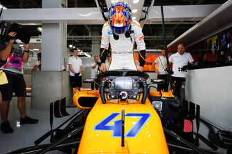 Lando Norris, McLaren MCL33, monte dans sa voiture