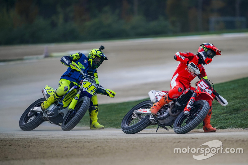 Valentino Rossi beraksi di ranch miliknya