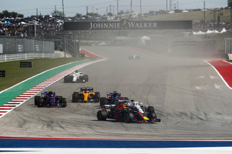 Max Verstappen, Red Bull Racing RB14, devant Sergey Sirotkin, Williams FW41, Brendon Hartley, Toro Rosso STR13, Pierre Gasly, Scuderia Toro Rosso STR13, Stoffel Vandoorne, McLaren MCL33, et le reste du peloton