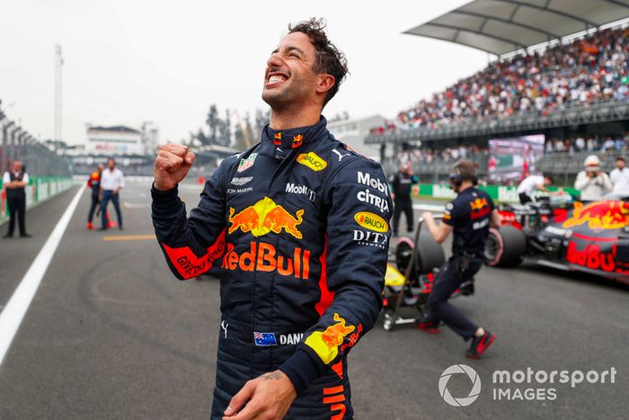 Ganador de la pole Daniel Ricciardo, Red Bull Racing, celebra