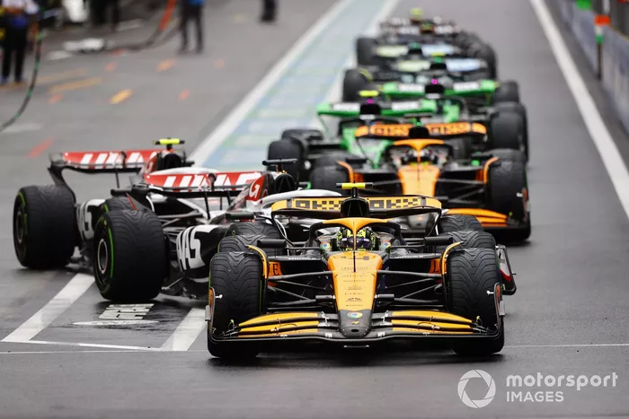 Lando Norris, McLaren MCL38, Kevin Magnussen, Haas VF-24, Nico Hulkenberg, Haas VF-24, Oscar Piastri, McLaren MCL38, otros fuera de boxes.