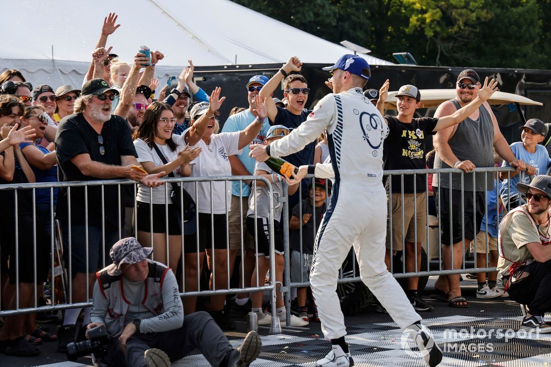#23 Heart of Racing Team Aston Martin Vantage GT3 Evo: Ross Gunn, Alex Riberas