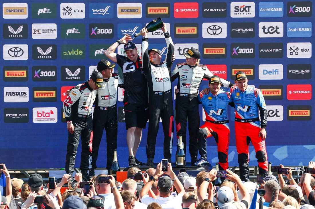 Podio: ganadores Kalle Rovanperä, Jonne Halttunen, Toyota Gazoo Racing WRT Toyota GR Yaris Rally1, 2º#Sébastien Ogier, Vincent Landais, Toyota Gazoo Racing WRT Toyota GR Yaris Rally1, tercer puesto Ott Tänak, Martin Järveoja, Hyundai World Rally Team Hyun