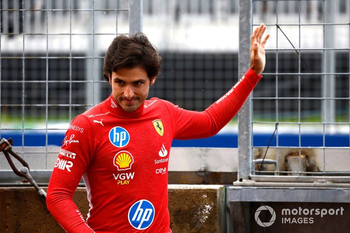 Carlos Sainz, Scuderia Ferrari, en boxes 