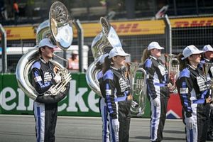 Miembros de la banda en la parrilla 