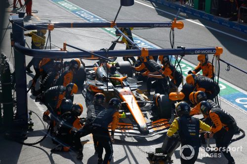 Lando Norris, McLaren MCL38, en el pit lane para una parada en boxes.