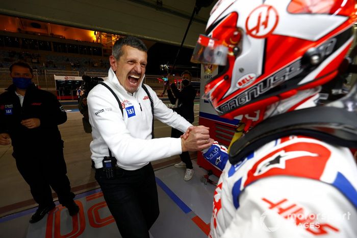 Guenther Steiner, director del equipo Haas F1, Kevin Magnussen, Haas F1 Team celebran