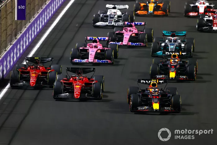 Arrancada Sergio Pérez, Red Bull Racing RB18, Charles Leclerc, Ferrari F1-75, Max Verstappen, Red Bull Racing RB18, Carlos Sainz Jr.