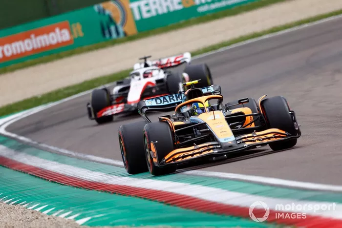 Lando Norris, McLaren MCL36, Kevin Magnussen, Haas VF-22