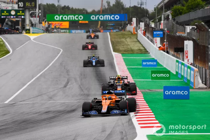 Daniel Ricciardo, McLaren MCL35M, Sergio Pérez, Red Bull Racing RB16B, Esteban Ocon, Alpine A521