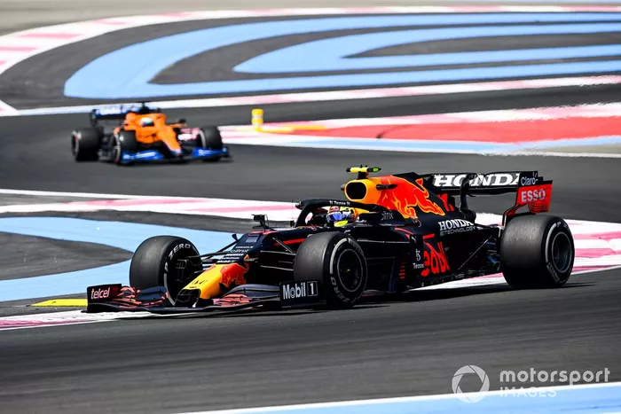 Sergio Pérez, Red Bull Racing RB16B, Daniel Ricciardo, McLaren MCL35M