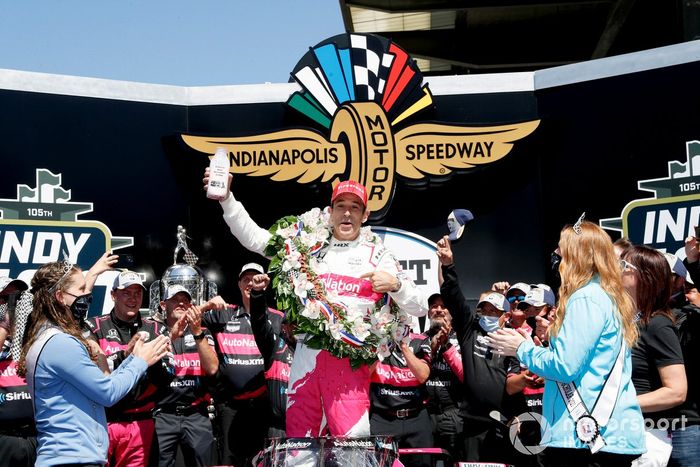 Ganador de la carrera Helio Castroneves, Meyer Shank Racing Honda celebran