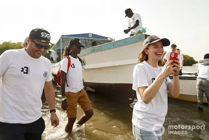 Kimmo Liimatainen, director del equipo Rosberg X Racing, y Catie Munnings, Andretti United Extreme E, en la visita al proyecto Oceanium Mangrove Legacy