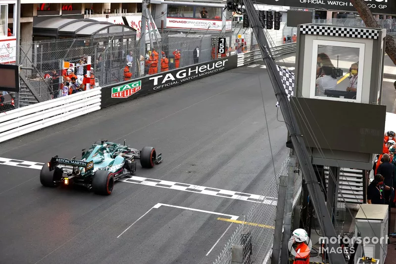 Lance Stroll, Aston Martin AMR21, cruza la línea de meta mientras ondea la bandera a cuadros Estrella del tenis por Serena Williams