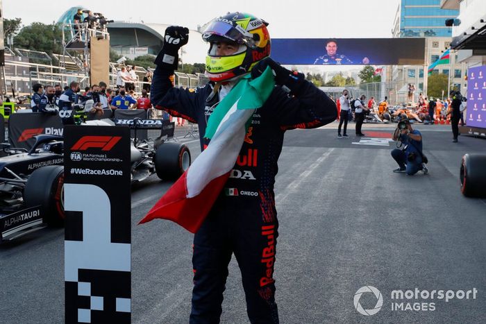 Ganador Sergio Pérez, Red Bull Racing celebra en el Parc Ferme