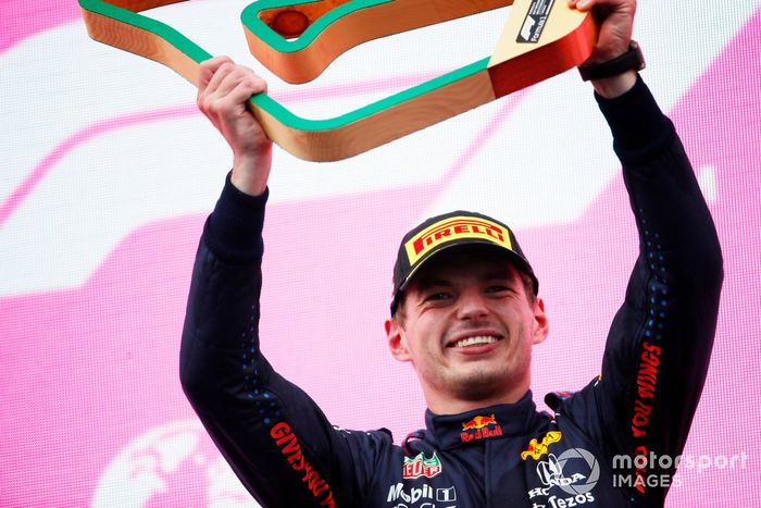 Podio: ganador de la carrera Max Verstappen