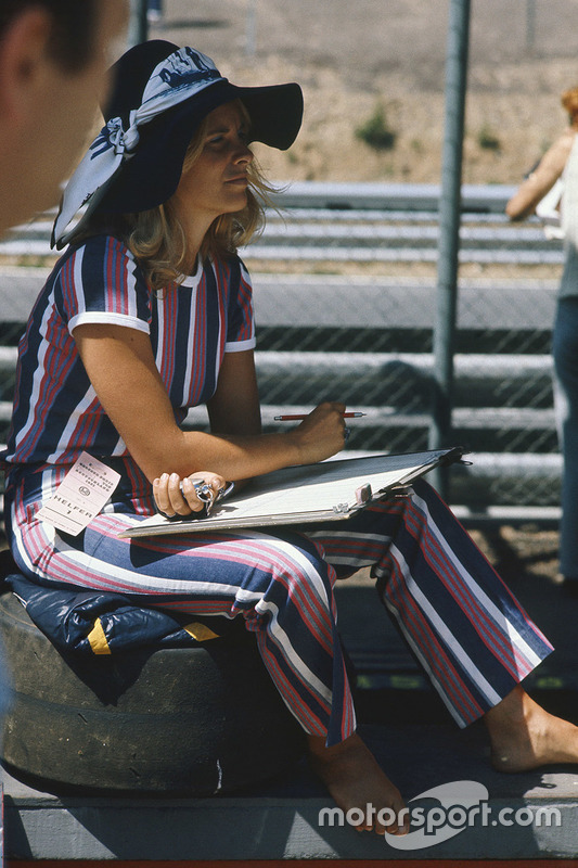 Une femme dans le paddock