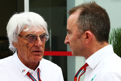 Bernie Ecclestone, avec Paddy Lowe, directeur exécutif technique Mercedes AMG F1