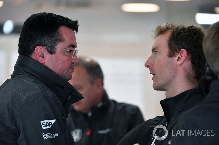 Eric Boullier, Director de carreras de McLaren y Mark Temple, Ingeniero de carrera de McLaren