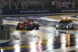 Autos von Max Verstappen, Red Bull Racing RB13 und Kimi Raikkonen, Ferrari SF70H, nach Crash und Med