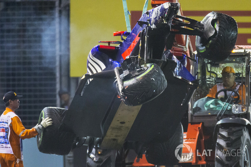 Marshals supervise a crane removing the wrecked Daniil Kvyat Scuderia Toro Rosso STR12