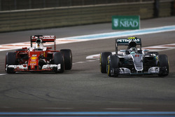 Sebastian Vettel, Ferrari SF16-H; Nico Rosberg, Mercedes AMG F1 W07 Hybrid