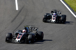 Kevin Magnussen, Haas F1 Team VF-17, Romain Grosjean, Haas F1 Team VF-17