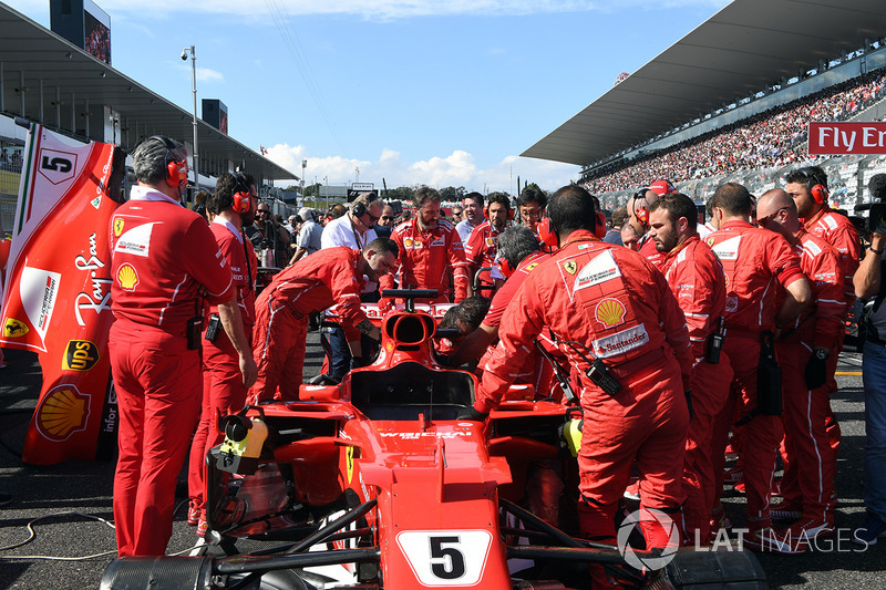 Ferrari mechanics observe the car of Sebastian Vettel, Ferrari SF70H, technical issues