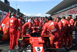 Ferrari mechanics observe the car of Sebastian Vettel, Ferrari SF70H, technical issues