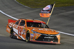 Campeón 2016 y ganador de la carrera, Daniel Suárez, Joe Gibbs Racing Toyota