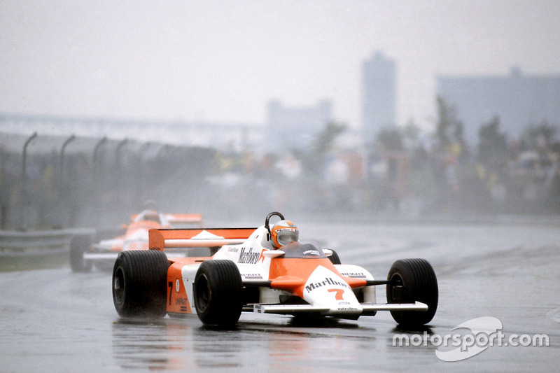 Джон Уотсон, McLaren MP4/1-Ford Cosworth впереди Марио Андретти, Alfa Romeo 179C