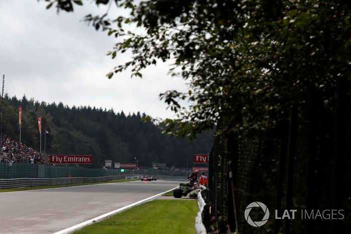 Daniil Kvyat, Scuderia Toro Rosso STR12 se para en pista