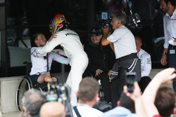 Yarış galibi Lewis Hamilton, Mercedes AMG F1 ve Billy Monger