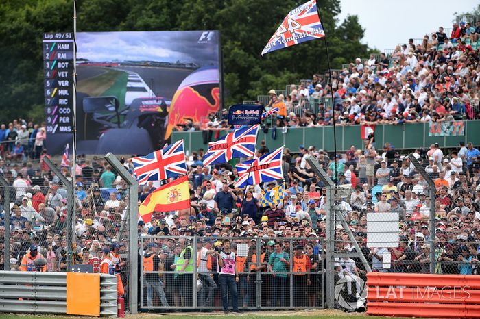 Fans y banderas para Lewis Hamilton, Mercedes AMG F1 en tribuna