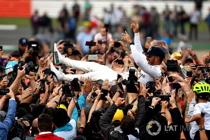 Race winner Lewis Hamilton, Mercedes AMG F1 celebrates with the fans