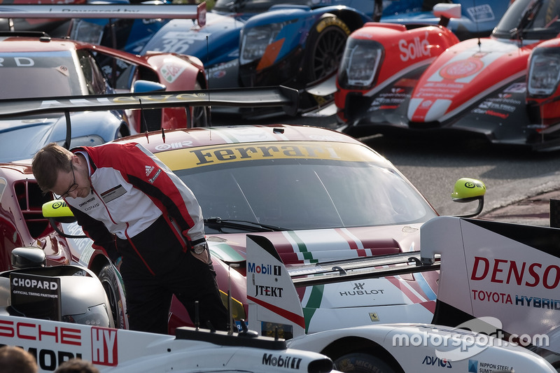 Porsche-Teamchef Andreas Seidl begutachtet den Toyota TS050 Hybrid von Toyota Racing