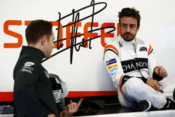 Stoffel Vandoorne, McLaren, habla con Fernando Alonso, McLaren