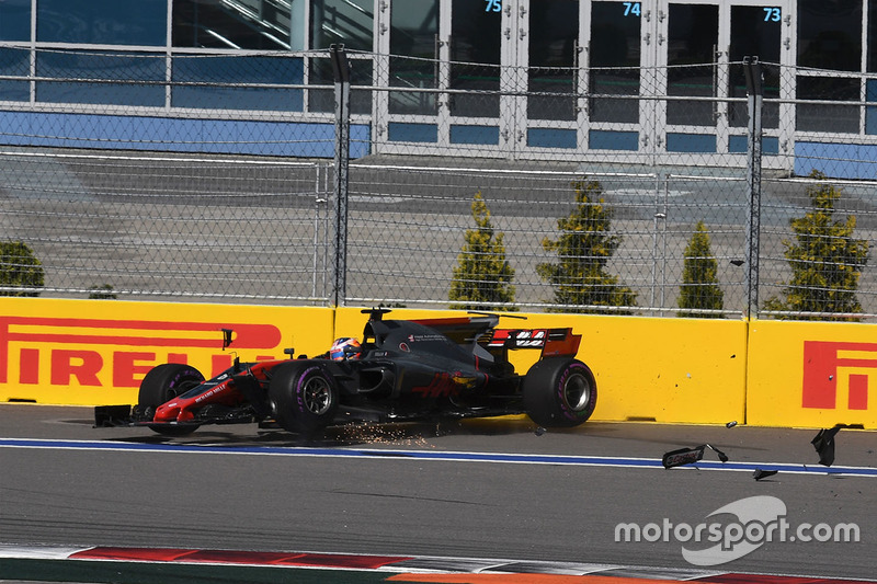 Romain Grosjean, Haas F1 Team VF17 crashes on lap one F1 照片