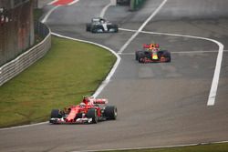 Kimi Raikkonen, Ferrari SF70H, lidera a Max Verstappen, Red Bull Racing RB13 y Valtteri Bottas, Merc